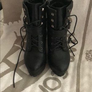 Black hiking boots with side zip